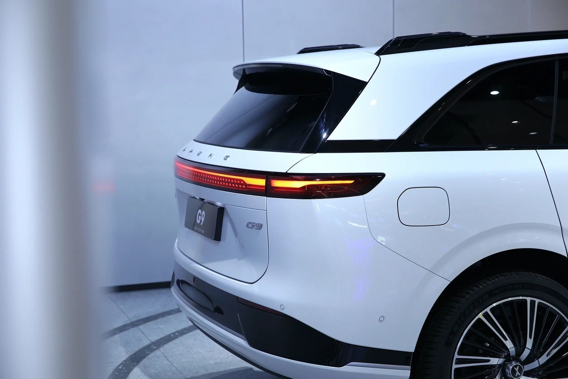ماشین الکتریکی متوسط تا بزرگ Xiaopeng 5 در 5 صندلی Xpeng G9 SUV الکتریکی خالص