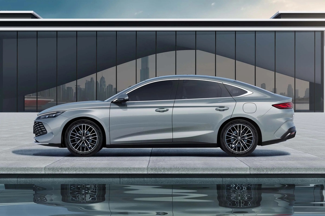 پلاگ این هیبرید FWD BYD اتومبیل الکتریکی 520km Range لوکس BYD Qin L EV