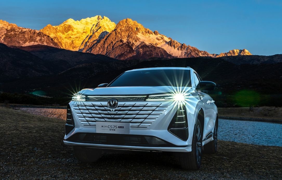 ماشین بنزینی کامپکت چانگان 5 در 5 صندلی CS75 Plus SUV جلو چرخ