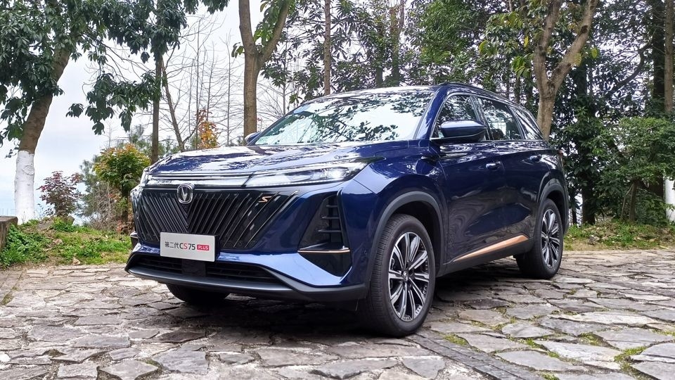 ماشین بنزینی کامپکت چانگان 5 در 5 صندلی CS75 Plus SUV جلو چرخ