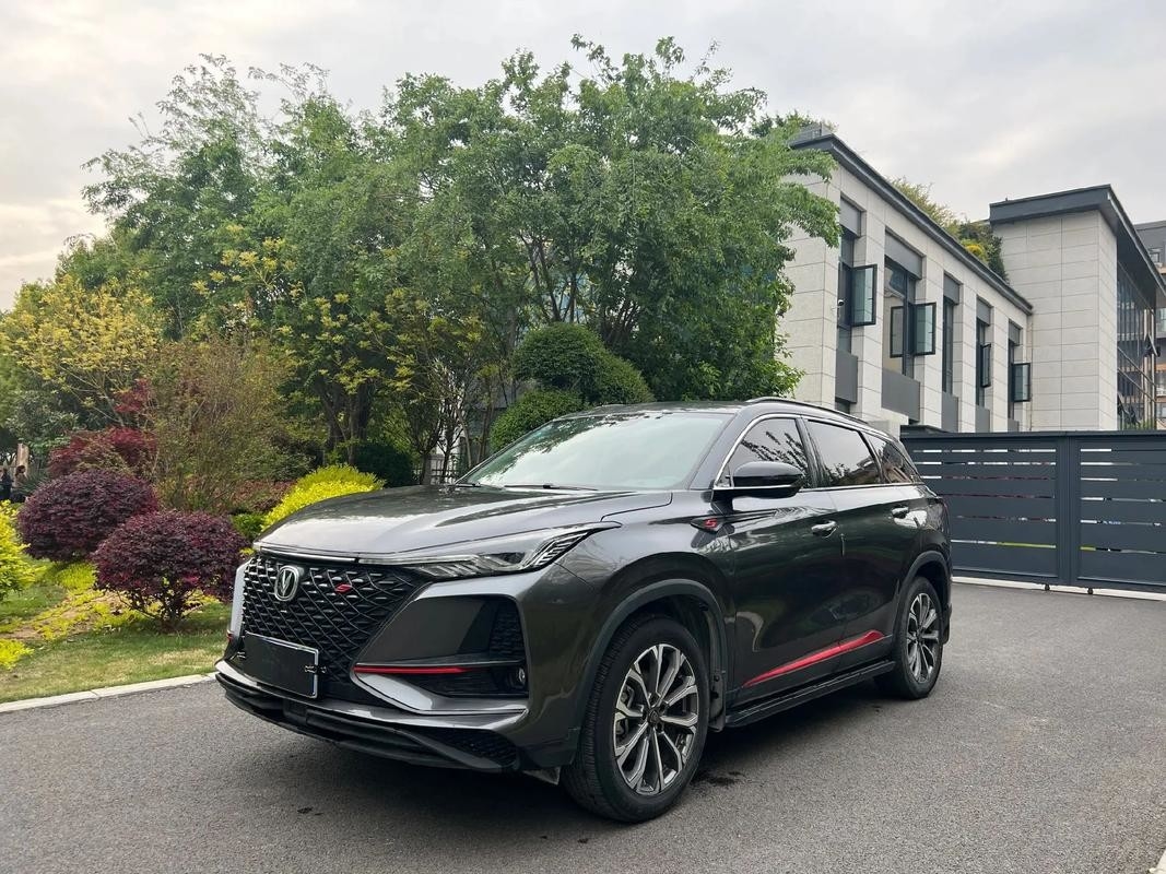 ماشین بنزینی کامپکت چانگان 5 در 5 صندلی CS75 Plus SUV جلو چرخ