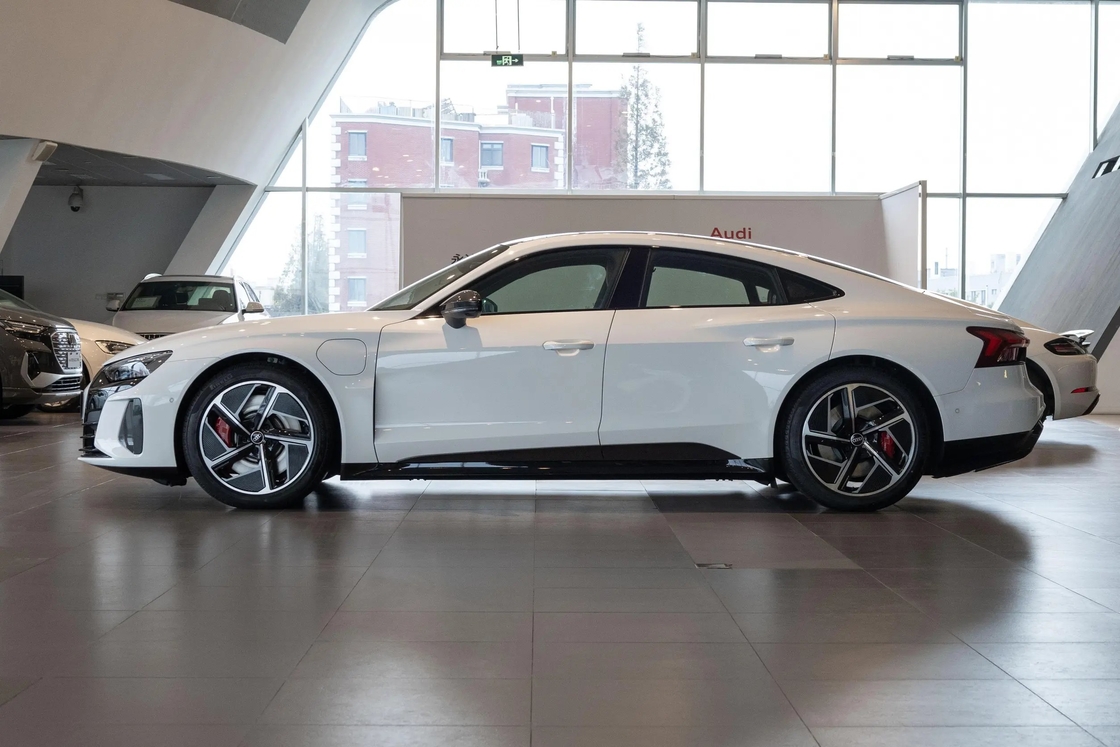 عمده فروشی بنزین ماشین چینی آئودی اسپورت RS E-tron GT مدل 2023 نسخه پایه