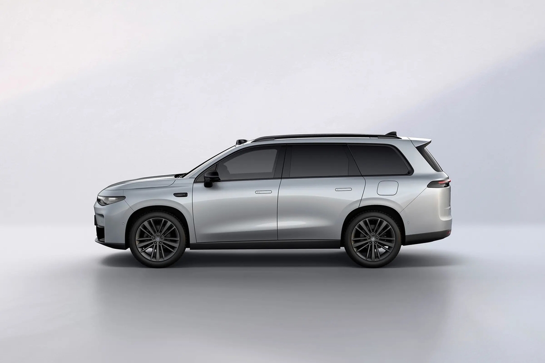 ماشین الکتریکی لیپ موتور C16 یک SUV متوسط تا بزرگ با یک ریتم ورودی هوای ترپزی و شش گزینه رنگ بدنه