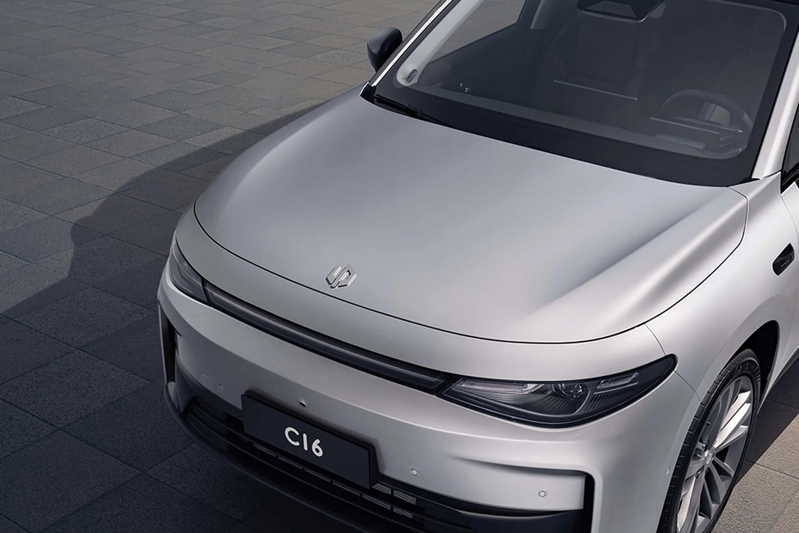 ماشین الکتریکی لیپ موتور C16 یک SUV متوسط تا بزرگ با یک ریتم ورودی هوای ترپزی و شش گزینه رنگ بدنه