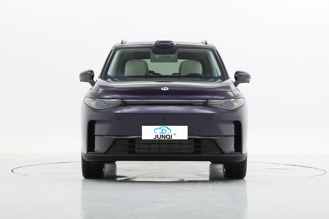 ماشین الکتریکی لیپ موتور C16 یک SUV متوسط تا بزرگ با یک ریتم ورودی هوای ترپزی و شش گزینه رنگ بدنه
