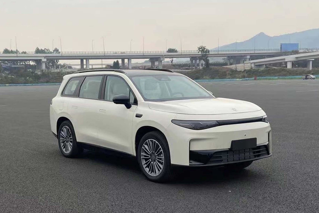 ماشین الکتریکی لیپ موتور C16 یک SUV متوسط تا بزرگ با یک ریتم ورودی هوای ترپزی و شش گزینه رنگ بدنه